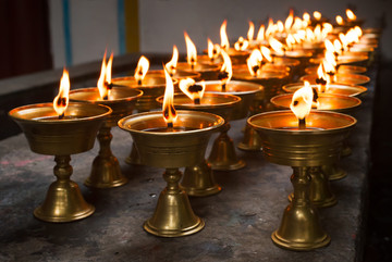 火焰灯与酥油蜡烛 光明的双重礼赞