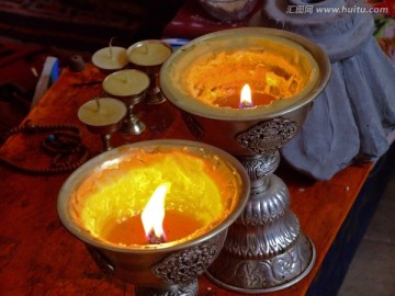 燃烧的酥油灯 一盏酥油蜡烛的文化与精神之光